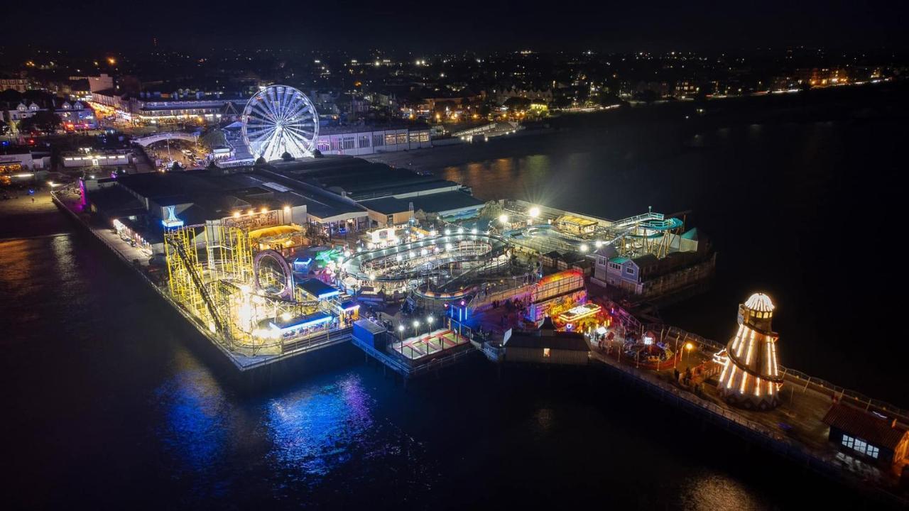 Beach Palace Клактън он Сий Екстериор снимка